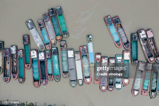 cargo ship traveling on the canal - canal do suez stock pictures, royalty-free photos & images