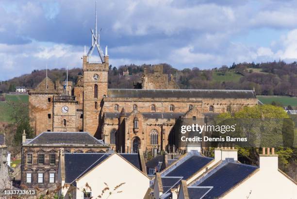 looking north to st michaels historic church, linlithgow, west lothian. - linlithgow palace fotografías e imágenes de stock