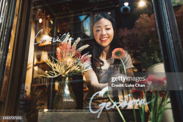 florist bei der arbeit - blumengeschäft stock-fotos und bilder