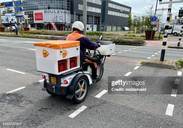 parcel deliverer - delivery person stock pictures, royalty-free photos & images