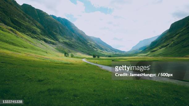 scenic view of landscape against sky,ballachulish,united kingdom,uk - 蘇格蘭 photos et images de collection