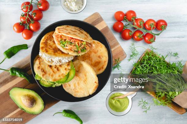 arepas con diversi ripieni - cultura colombiana foto e immagini stock