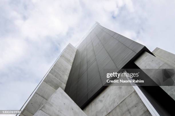 low angle view of modern, skyscraper and soft cloudy sky - cladding stockfoto's en -beelden