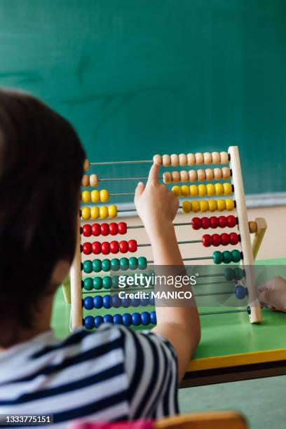 kind arbeitet mit abakus - abacus stock-fotos und bilder