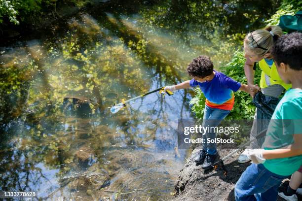 ayudar a la contaminación del agua - contaminación de aguas fotografías e imágenes de stock