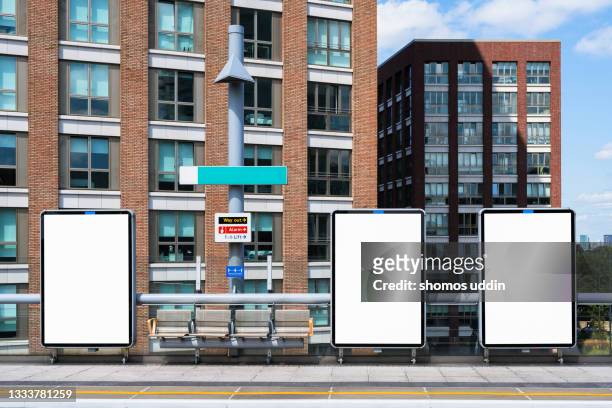 blank digital screens at platform in train station - london billboard fotografías e imágenes de stock