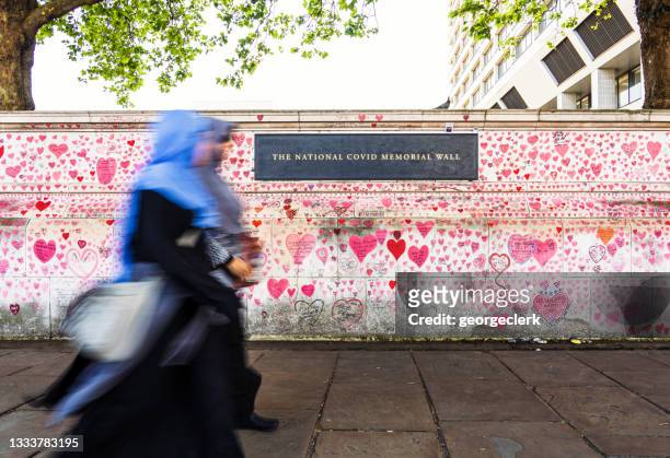 teil der national covid memorial wall - graffiti wall london stock-fotos und bilder