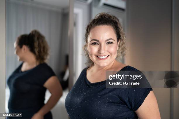 portrait d’une femme mi-adulte devant un miroir à la maison - mannequin grande taille photos et images de collection