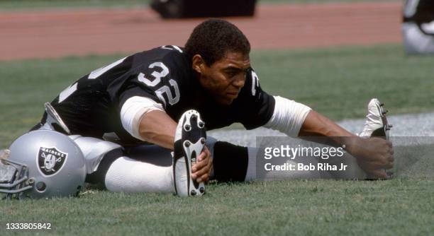 Raiders running back Marcus Allen prior to game of Los Angeles Raiders against Miami Dolphins, August 19, 1984 in Los Angeles, California.