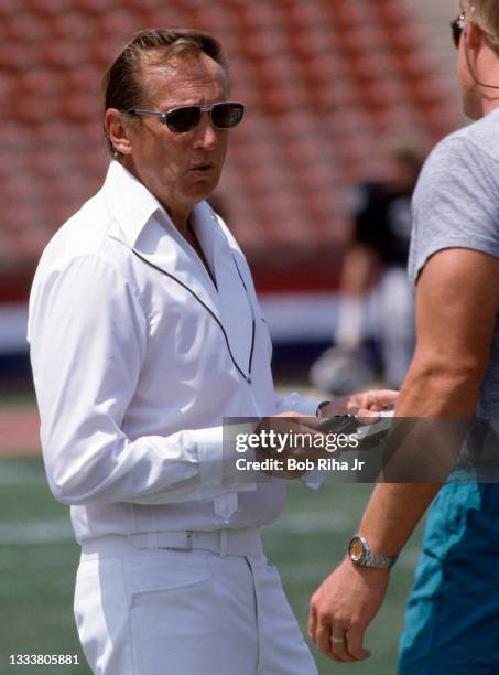 Los Angeles Raiders owner Al Davis talks with players prior to game of Los Angeles Raiders against Miami Dolphins, August 19, 1984 in Los Angeles,...