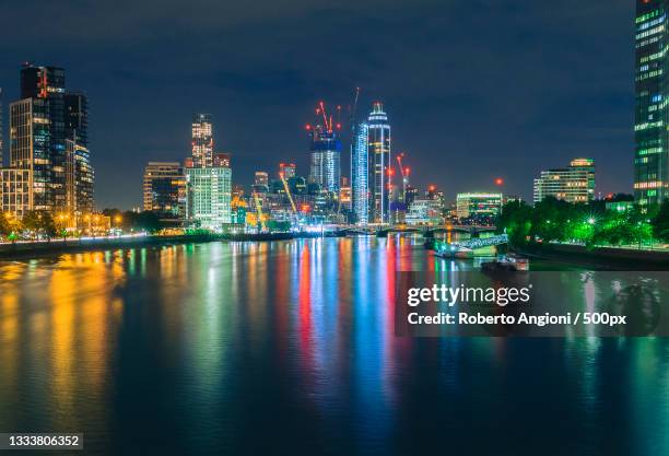 view of illuminated city at night,london,united kingdom,uk - thinking outside the box englische redewendung stock-fotos und bilder