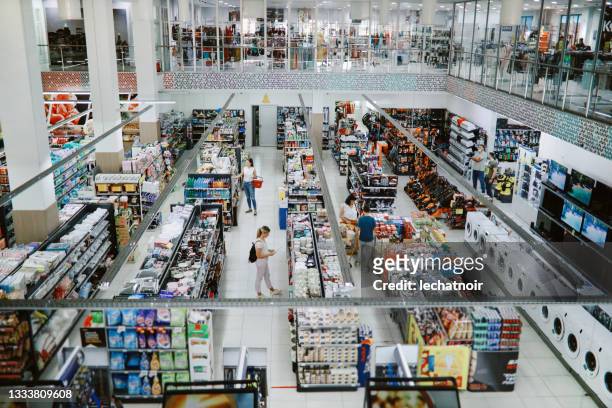 overhead-bild von menschen, die im großen supermarkt einkaufen - aisle stock-fotos und bilder