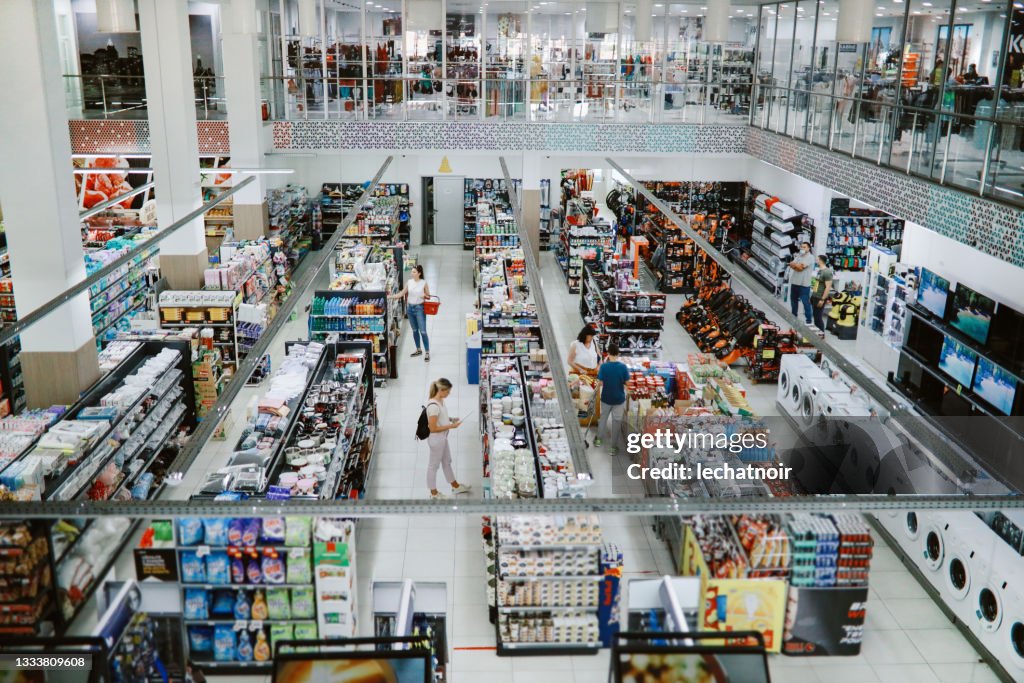 Imagen de arriba de la gente comprando en el gran supermercado