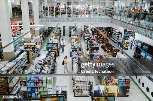 Imagen de arriba de la gente comprando en el gran supermercado Imagen de arriba de la gente comprando en el gran supermercado