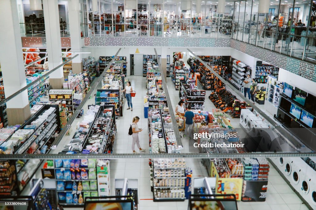 大型スーパーマーケットで購入する人々のオーバーヘッド画像