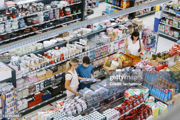 imagem aérea de pessoas comprando no grande supermercado - passagem objeto manufaturado - fotografias e filmes do acervo