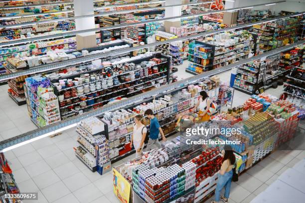 immagine aerea delle persone che acquistano nel grande supermercato - supermarket indoor foto e immagini stock