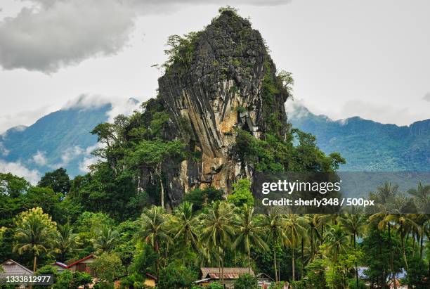 scenic view of trees and mountains against sky,vang vieng,laos - vang vieng stockfoto's en -beelden