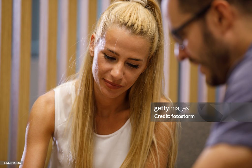 Headshot di una giovane imprenditrice su un incontro con un collega