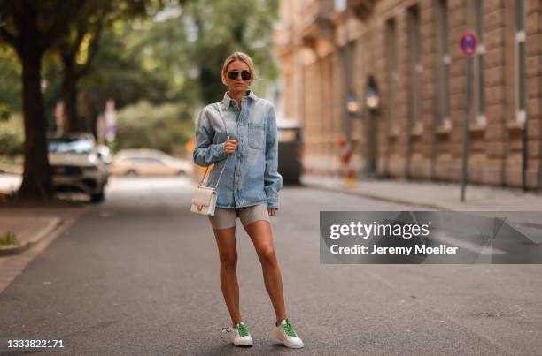 Scarlett Gartmann wearing Off White jeans Flanell and beige sneaker, Nuin beige shorts, Bottega Veneta Brown shades and white Chanel bag on August...