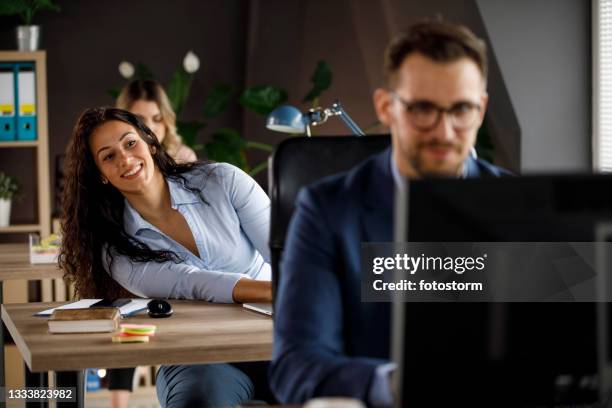 echando un vistazo a su enamoramiento de la oficina durante el trabajo - romance de oficina fotografías e imágenes de stock