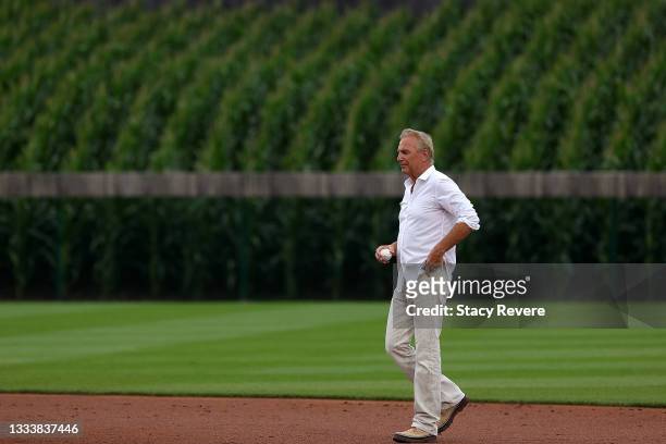 https://media.gettyimages.com/id/1333837446/photo/dyersville-iowa-actor-kevin-costner-walks-onto-the-field-prior-to-a-game-between-the-chicago.jpg?s=612x612&w=gi&k=20&c=THCRxpSZ37PDZG6ifqHgeWHlBn26veWeOdhore19P98=