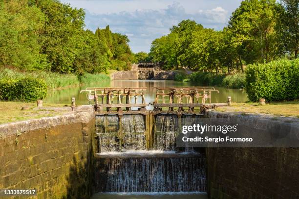 canal du midi, carcassonne, écluse de lalande - kanalschleuse stock-fotos und bilder