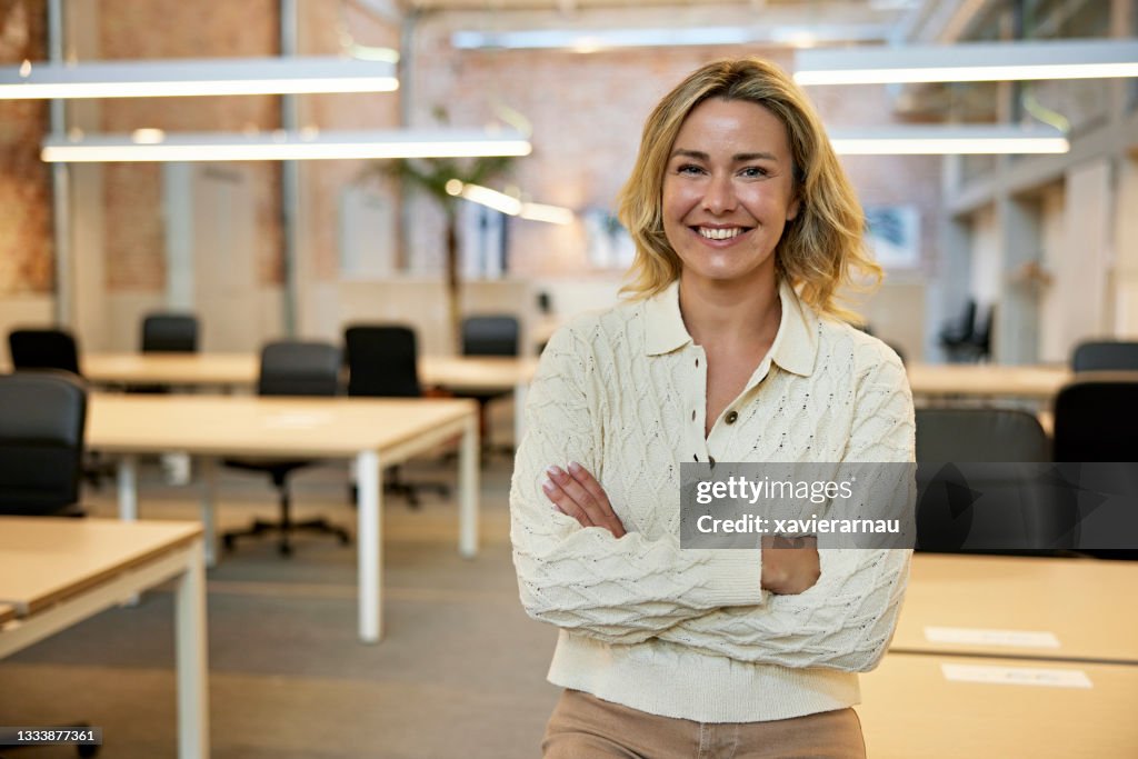 Retrato de oficina de una alegre empresaria caucásica