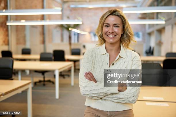 office portrait of cheerful caucasian businesswoman - blonde woman imagens e fotografias de stock