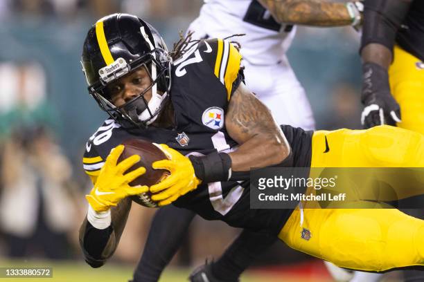 Anthony McFarland of the Pittsburgh Steelers scores a touchdown against the Philadelphia Eagles in the second quarter of the preseason game at...