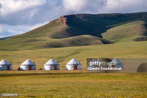 beautiful view of song-kol lake, naryn province, kyrgyzstan - kyrgyzstan stock-fotos und bilder