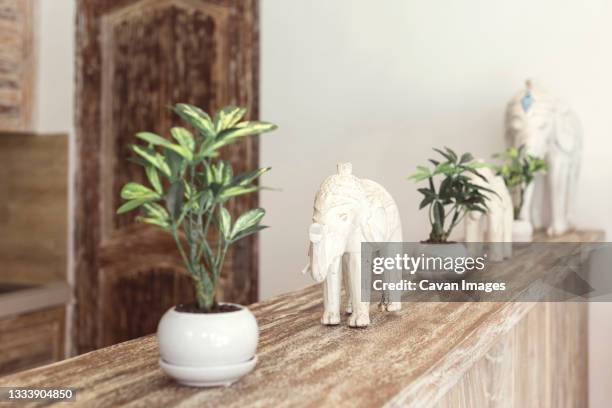 figures of elephants - expensive statue stockfoto's en -beelden