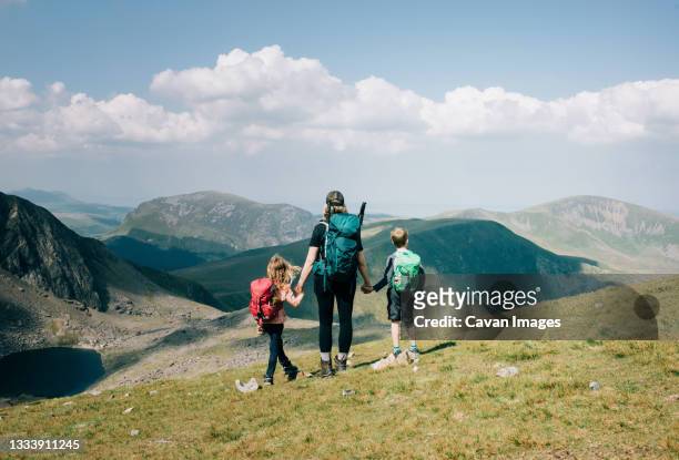mom taking a moment with her kids to enjoy the view of mount snowdon - kids hiking stock pictures, royalty-free photos & images