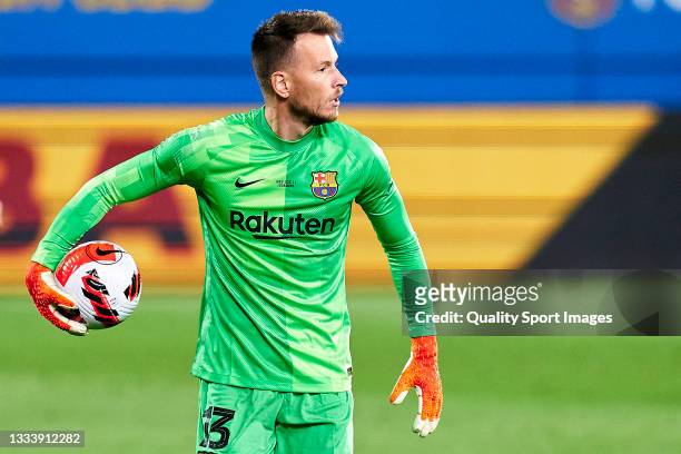 Norberto Murara Neto of FC Barcelona with the ball during the Joan Gamper Trophy match between FC Barcelona and Juventus at Estadi Johan Cruyff on...