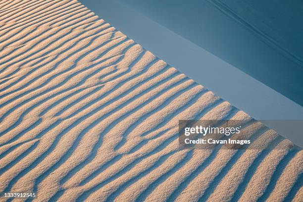 abstract patterns at top of sand dune, white sands, new mexico - sud ouest américain photos et images de collection