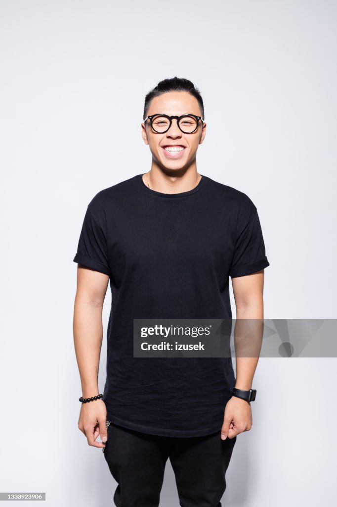 Joven asiático alegre con ropa negra