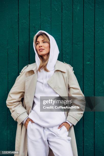 hermosa mujer - hooded shirt fotografías e imágenes de stock