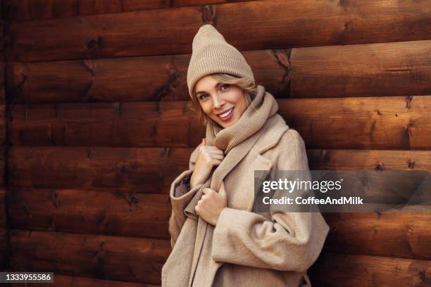 beautiful woman - coat stockfoto's en -beelden