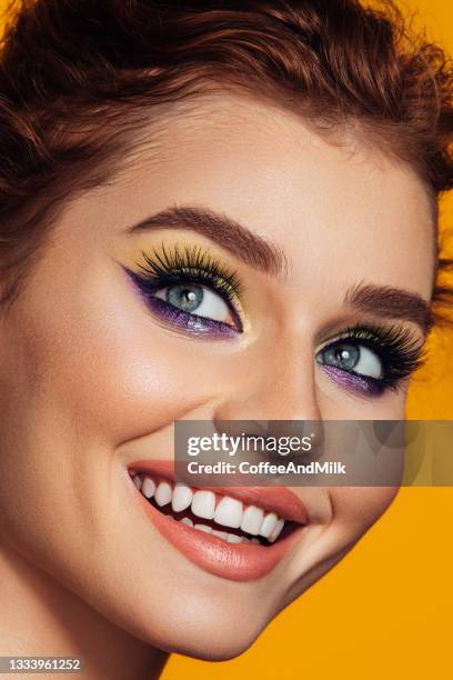 beautiful woman with bright make-up - geschminkt gezicht stockfoto's en -beelden