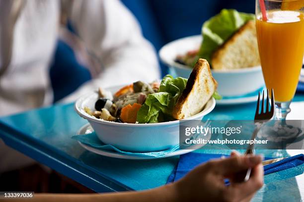 gesunder lifestyle - caesar salad stock-fotos und bilder