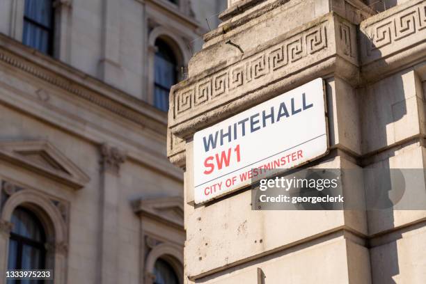 whitehall straßenschild im zentrum von london - whitehall london stock-fotos und bilder