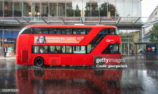 autobús de dos pisos londres bajo una fuerte lluvia - bus london fotografías e imágenes de stock