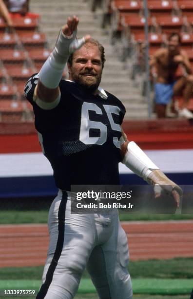Los Angeles Raiders guard Mickey Marvin waves to friends before game of Los Angeles Raiders against Miami Dolphins, August 19, 1984 in Los Angeles,...