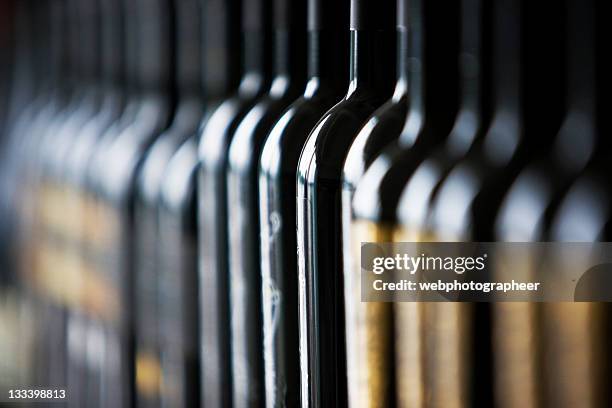 wine bottles - wijnfles stockfoto's en -beelden