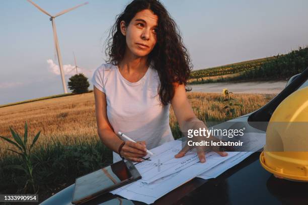 lavori sul campo di ispezione delle turbine eoliche - women in stem foto e immagini stock