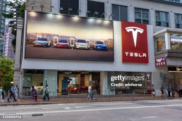 tesla showroom en hong kong - tesla motors fotografías e imágenes de stock