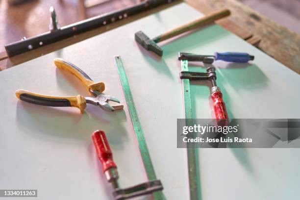 close up of one just chopping board one table in carpenter studio - établi photos et images de collection