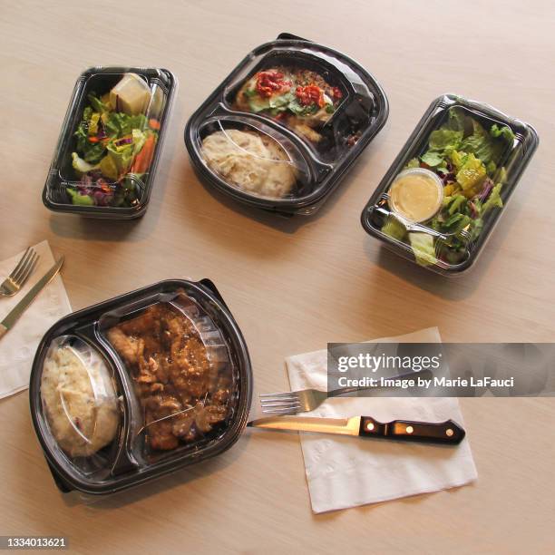 table with plastic containers of prepared food - meals on wheels stock-fotos und bilder