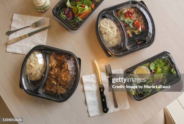 plastic containers of food at kitchen table - refeição pré embalada - fotografias e filmes do acervo