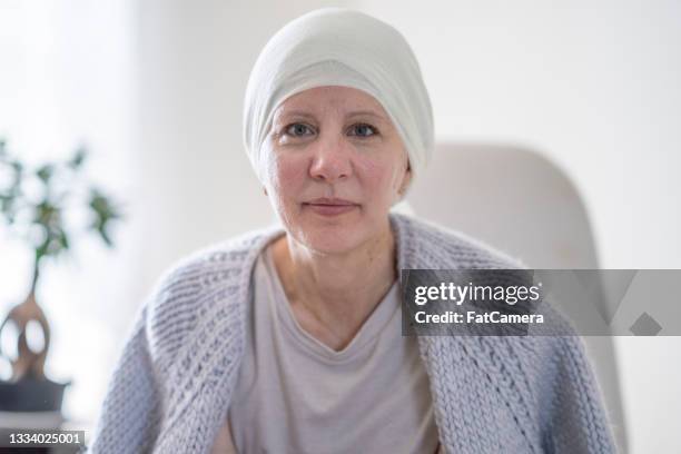 portrait of a mature woman with cancer - completely bald stockfoto's en -beelden